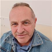 Laureato in economia e commercio con esperienza quarantennale in lezioni a studenti di scuole medie inferori e superiori